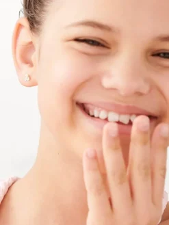 Kolczyki z żółtego złota z diamentami - kwiaty - 0,05 ct - próba 375