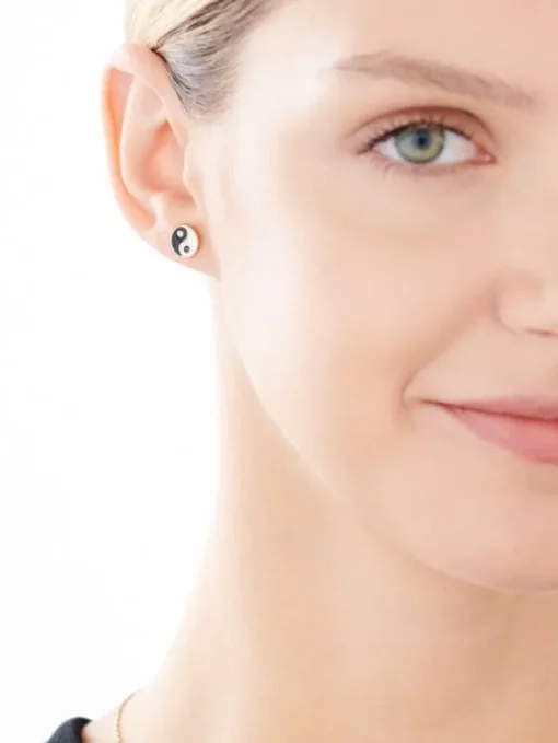 Kolczyki z żółtego złota z diamentami i emalią - yin yang - 0,01 ct - próba 375
