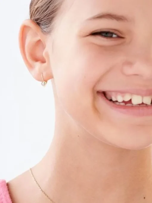 Kolczyki z żółtego złota z diamentami - serca - 0,03 ct - próba 375
