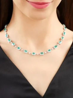 Naszyjnik z białego złota z brylantami i szmaragdami - próba 750