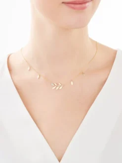 Naszyjnik z żółtego złota z diamentem - liście - 0,004 ct - próba 375