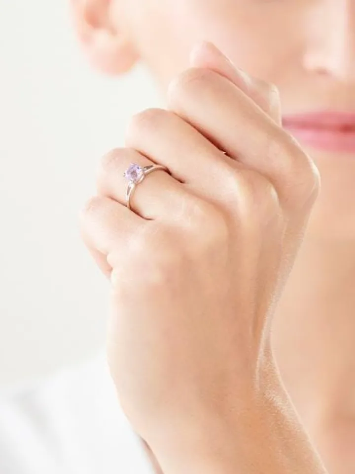 Pierścionek z białego złota z diamentami i ametystem - próba 375