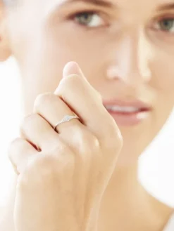 Pierścionek z białego złota z diamentami - 0,06 ct - próba 750