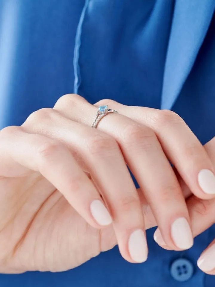 Pierścionek z białego złota z brylantami i topazem - próba 375