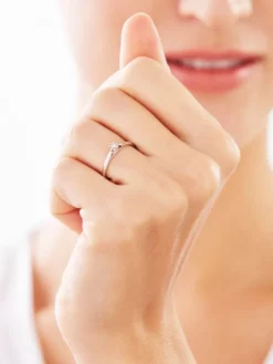 Pierścionek z białego złota z brylantem - serce - 0,02 ct - próba 585