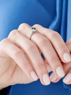 Pierścionek z białego złota z brylantami i szafirem - próba 585