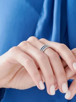 Pierścionek z białego złota z diamentami i szafirami - próba 585