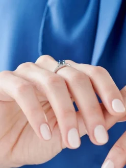 Pierścionek z białego złota z diamentami i topazem London Blue - próba 375