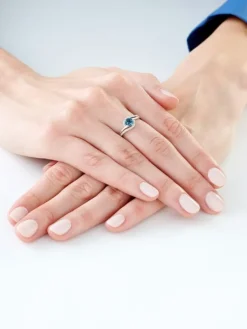 Pierścionek z białego złota z diamentami i topazem London Blue - próba 375