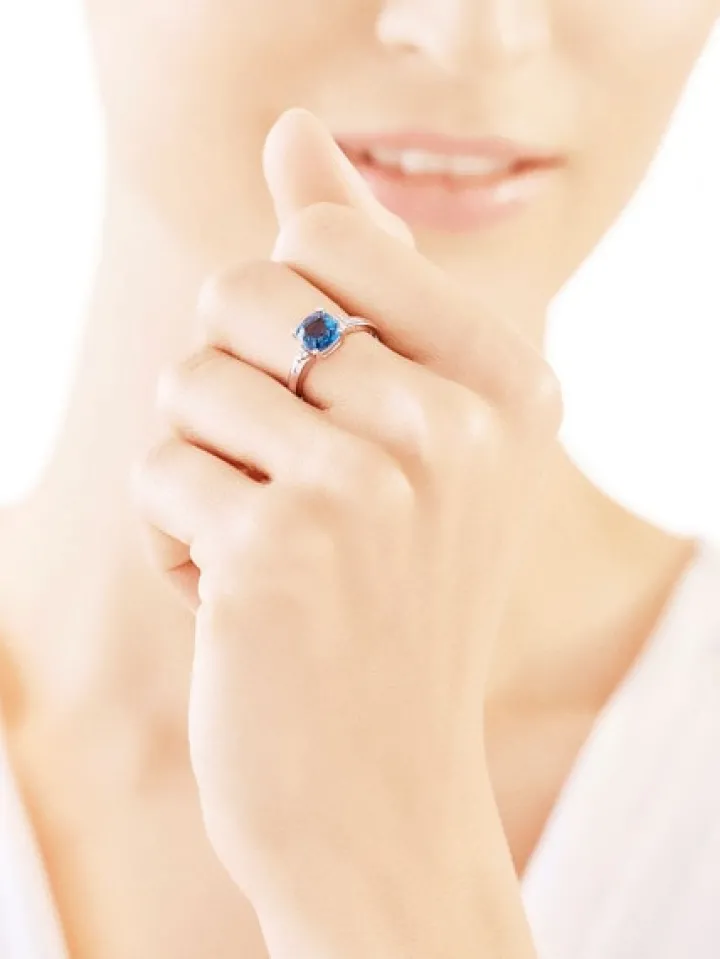 Pierścionek z białego złota z diamentami i topazem London Blue - próba 375