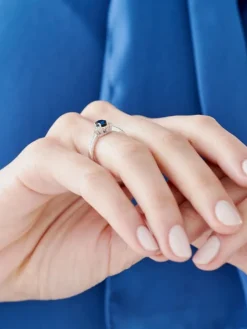 Pierścionek z białego złota z brylantami i szafirem - próba 585