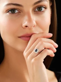 Pierścionek z białego złota z diamentami i szafirem - próba 585