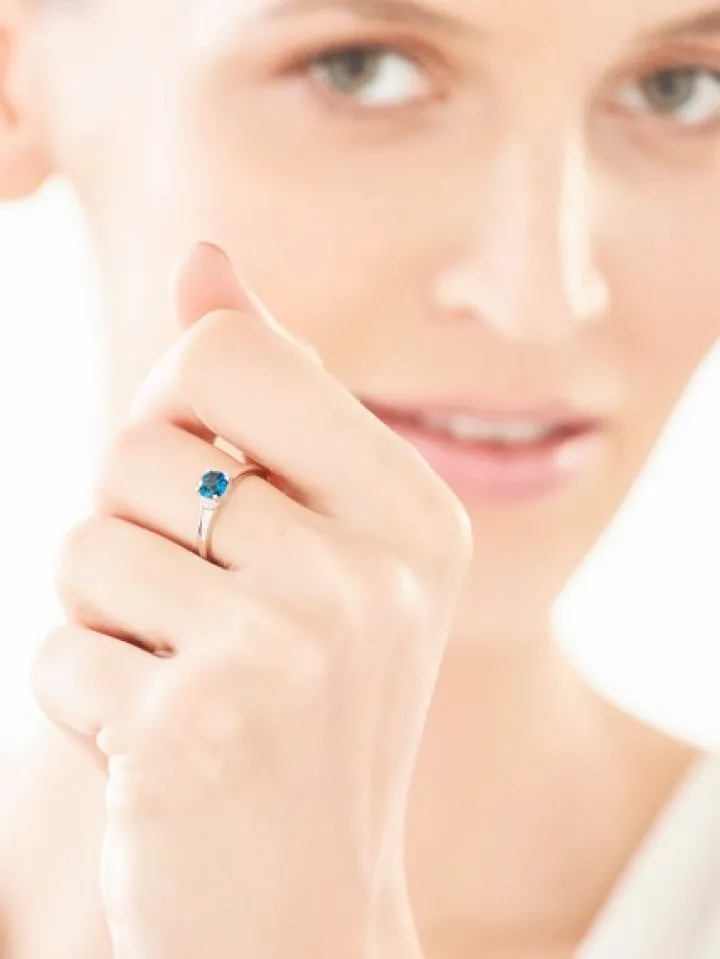 Pierścionek z białego złota z brylantami i rubinami - próba 585