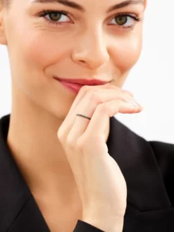 Pierścionek z białego złota z czarnymi brylantami - 0,10 ct - próba 375