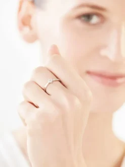 Pierścionek z białego złota z diamentami - 0,02 ct - próba 375