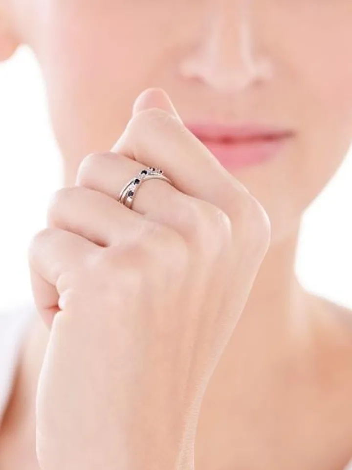 Pierścionek z białego złota z diamentami i szafirami - próba 375