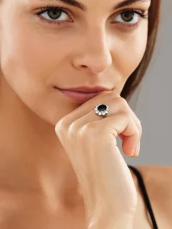 Pierścionek z białego złota z brylantami i szafirem - próba 585