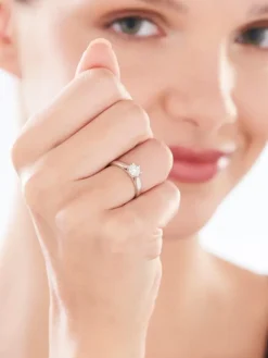 Pierścionek z białego złota z brylantami - 0,15 ct - próba 585