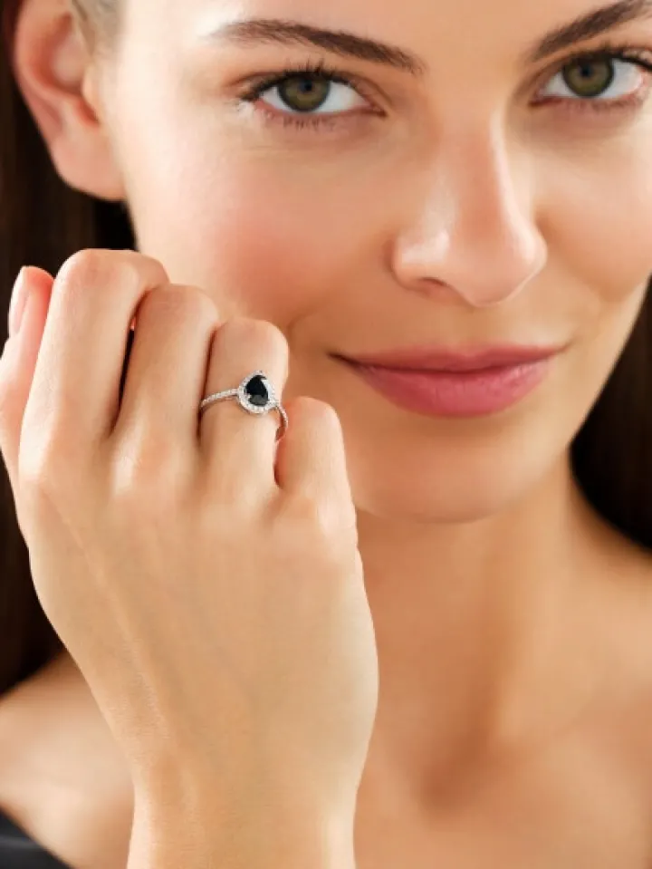 Pierścionek z białego złota z brylantami i szafirem - próba 585