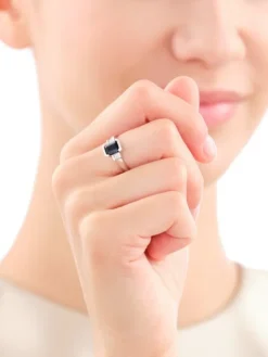 Pierścionek z białego złota z diamentami i szafirem - próba 585