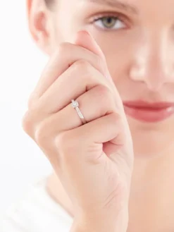 Pierścionek z białego złota z diamentami - 0,10 ct - próba 750