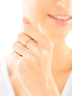 Pierścionek z białego złota z diamentami - 0,03 ct - próba 375