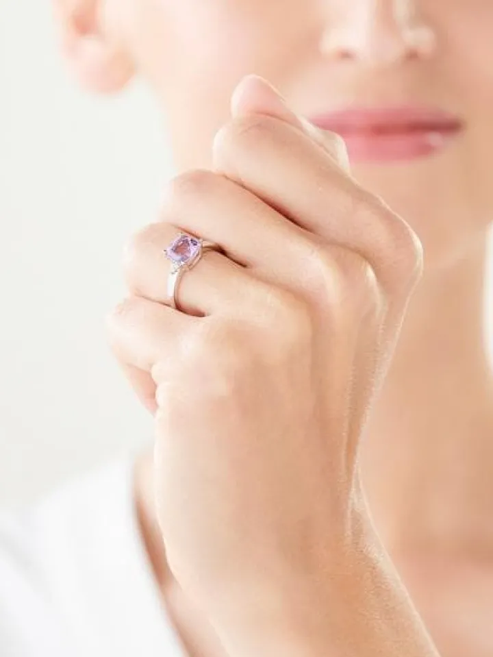 Pierścionek z białego złota z diamentami i ametystem - próba 375