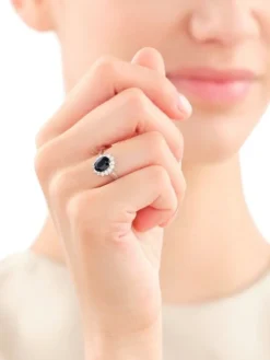 Pierścionek z białego złota z brylantami i szafirem - próba 585