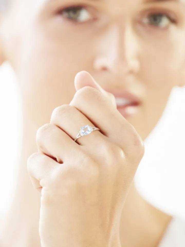 Pierścionek z białego złota z diamentami i topazem Sky Blue - próba 375