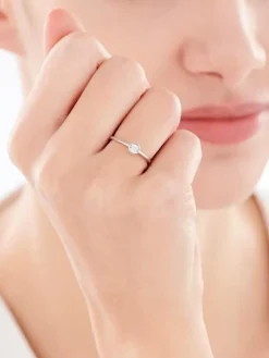 Pierścionek z białego złota z brylantem - 0,05 ct - próba 375