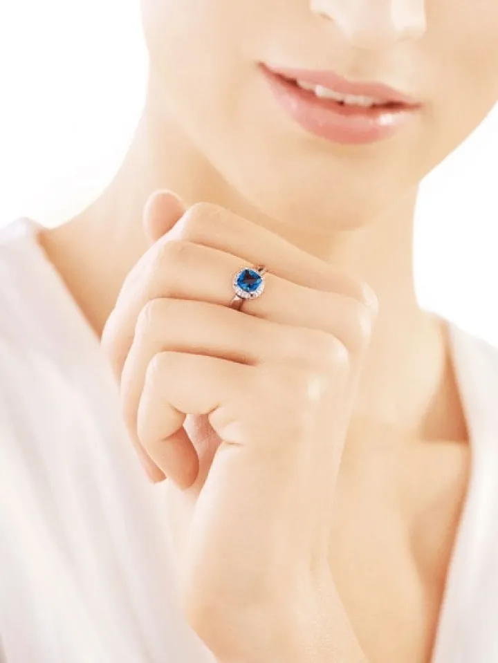 Pierścionek z białego złota z diamentami i topazem London Blue - próba 375