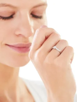 Pierścionek z białego złota z diamentami - 0,15 ct - próba 375