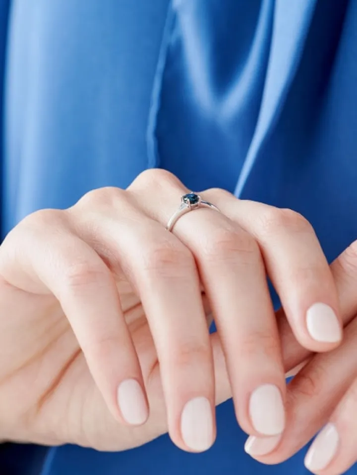 Pierścionek z białego złota z diamentami i szafirem - próba 585