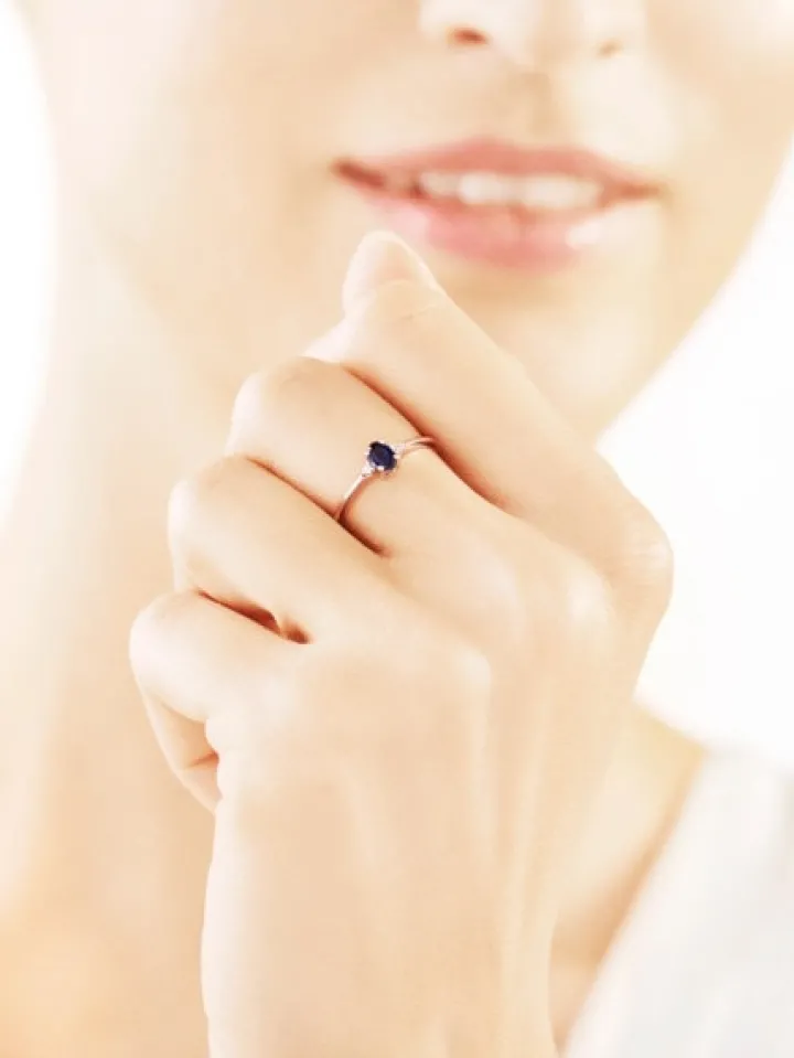 Pierścionek z białego złota z brylantami i szafirem - próba 585