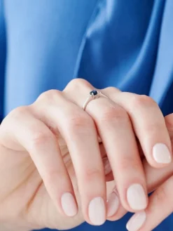 Pierścionek z białego złota z brylantami i szafirem - próba 585