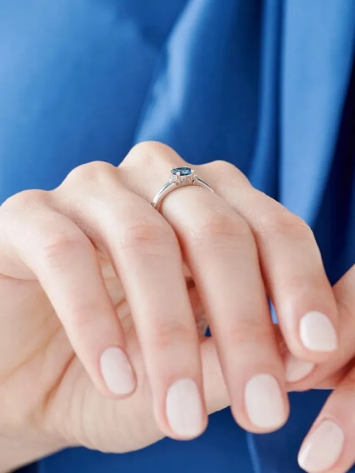 Pierścionek z białego złota z diamentami i topazem London Blue - próba 585