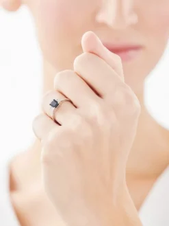 Pierścionek z białego złota z diamentami i szafirem - próba 585