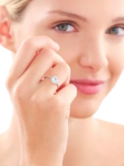 Pierścionek z białego złota z diamentami i topazem Sky Blue - próba 585