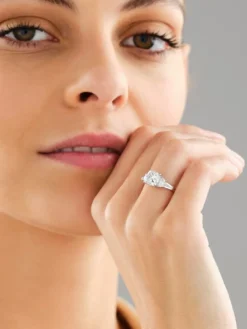 Pierścionek z białego złota z diamentami laboratoryjnymi - 2,55 ct - próba 750