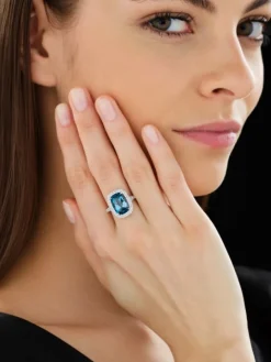 Pierścionek z białego złota z brylantami i topazem London Blue - próba 585