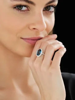 Pierścionek z białego złota z brylantami i topazem London Blue - próba 585