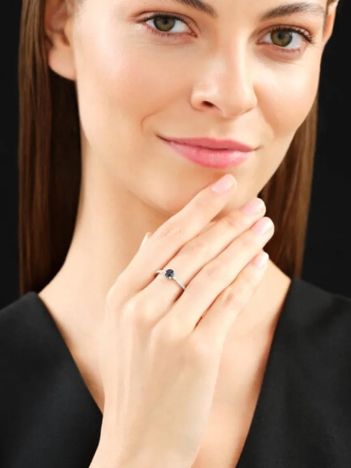 Pierścionek z białego złota z diamentami i topazem London Blue - próba 585