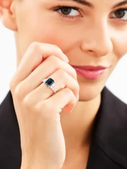 Pierścionek z białego złota z brylantami i topazem London Blue - próba 585