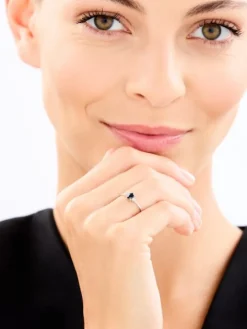 Pierścionek z białego złota z brylantami i szafirem - próba 585