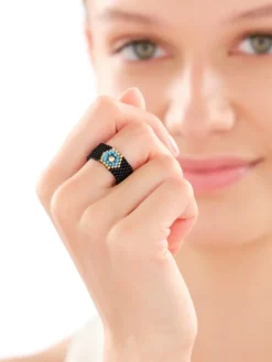 Pierścionek z elementem z żółtego złota i koralikami