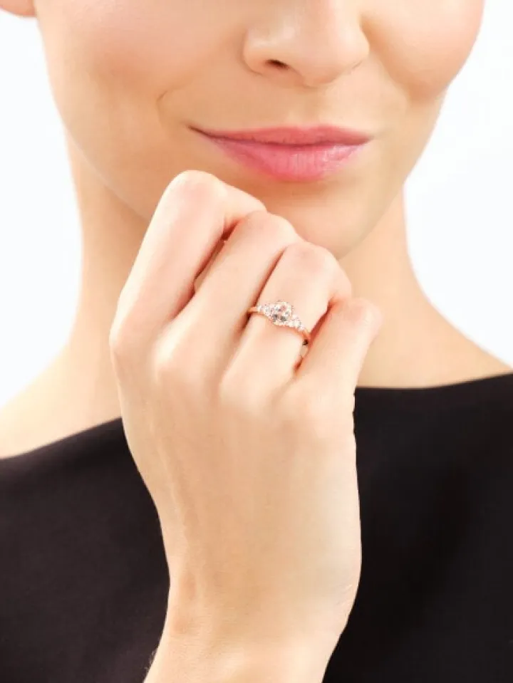 Pierścionek z różowego złota z brylantami i morganitem - próba 585