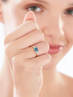 Pierścionek z żółtego i białego złota z brylantami i topazami - próba 585