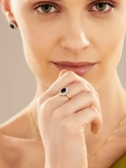 Pierścionek z żółtego i białego złota z brylantami i szafirem - próba 585