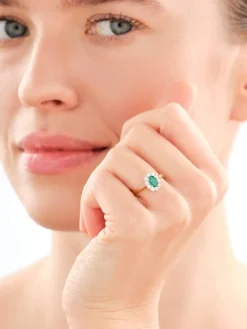 Pierścionek z żółtego i białego złota z brylantami i szmaragdem - próba 585