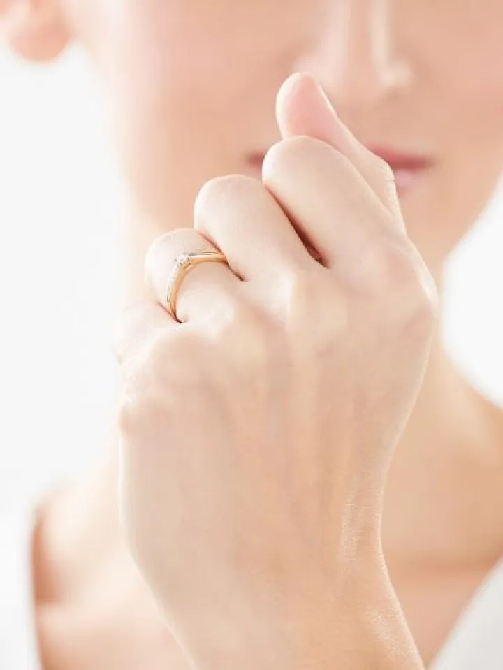 Pierścionek z żółtego i białego złota z diamentami - 0,08 ct - próba 585